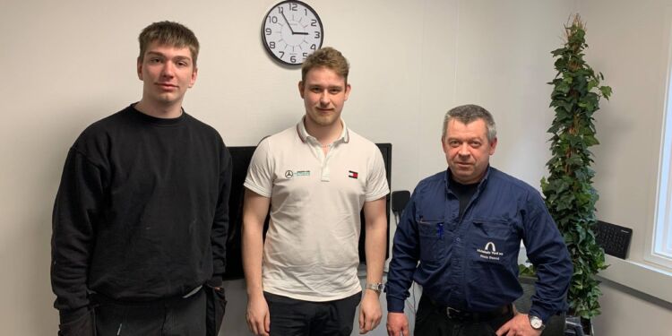 Magnus Langager Jørgensen og Christian Lykke Jensen ses her sammen med Niels Baand hos Hirtshals Yard.