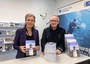 Per Martensen fra Martensens Bogtrykkeri leverer her de første eksemplarer af den nye 
lokalguide til turistchef Laila Zielke.