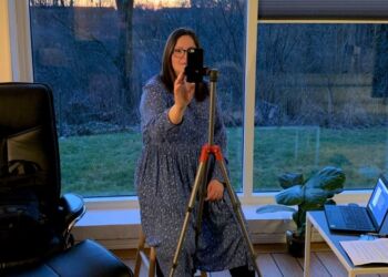 Lone Olsen gjorde klar med kamera og computer før den virtuelle generalforsamling hos Venstre i Tårs. Foto: Privat.