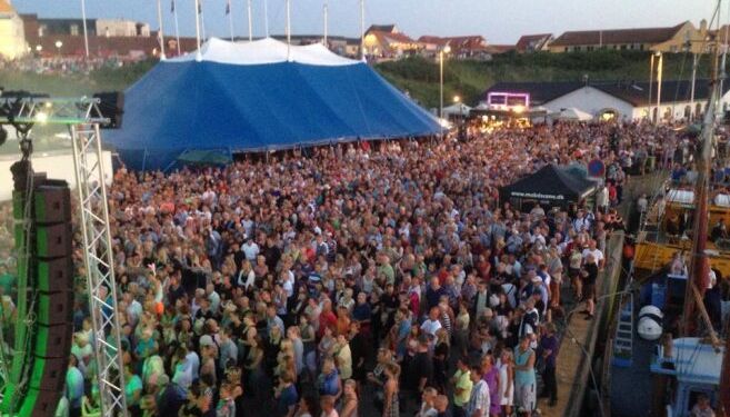 Musik Under Trappen trækker mange mennesker ned på Sydvestkajen i Hirtshals. Foto: Arkiv.