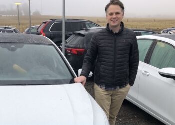 Michael Riisager ved nogle af de specielt udstyrede VW-biler, som han importerer fra Tyskland. Foto: Hjørring ErhvervsCenter.