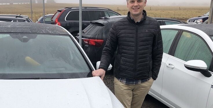 Michael Riisager ved nogle af de specielt udstyrede VW-biler, som han importerer fra Tyskland. Foto: Hjørring ErhvervsCenter.