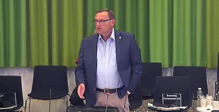 Michael Engbjerg i byrådssalen på Rådhuset i Hjørring. Foto: Arkiv.