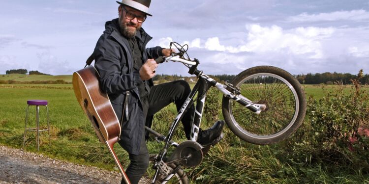 Mikael K underholder ved indvielsen af De Maritime Huse i Løkken. Foto: Arkiv.