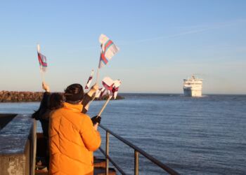 Færinger tager i 2021 imod den ombyggede færge Norröna ved Hirtshals Havn. Foto: (arkiv): Niels Skipper.