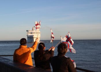 Færinger tager imod den ombyggede færge Norröna ved Hirtshals Havn. Foto: (arkiv): Niels Skipper.