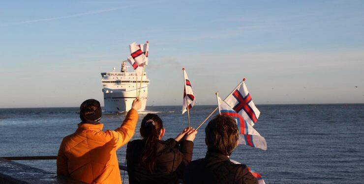 Færinger tager imod den ombyggede færge Norröna ved Hirtshals Havn. Foto: (arkiv): Niels Skipper.