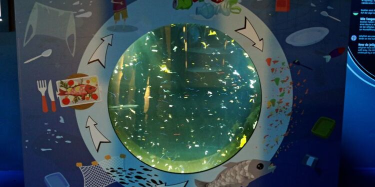Plastik er blandt andet blevet problematiseret i en udstilling på Nordsøen Oceanarium. Foto (arkiv): Kurt Prentow.