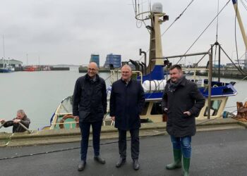 Fiskeriminister Rasmus Prehn (S) sammen med landbrugsordfører Anders Kronborg (S) og Jesper Juul Larsen, som er næstformand i Danmarks Fiskeriforening. Foto: Arkiv.