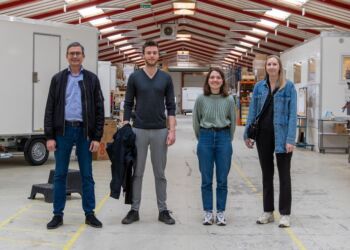 Fra venstre mod højre er det Anders Hornebo (kommerciel direktør), Søren Ditlefsen (datalogistuderende), Emilie Kirstine Lundsgaard (multimediedesign- og E-handelstuderende) og Julie Holm Pedersen (markedsføringsøkonomi- og E-handelstuderende). Foto: Scanvogn.