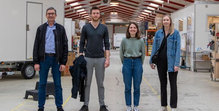 Fra venstre mod højre er det Anders Hornebo (kommerciel direktør), Søren Ditlefsen (datalogistuderende), Emilie Kirstine Lundsgaard (multimediedesign- og E-handelstuderende) og Julie Holm Pedersen (markedsføringsøkonomi- og E-handelstuderende). Foto: Scanvogn.