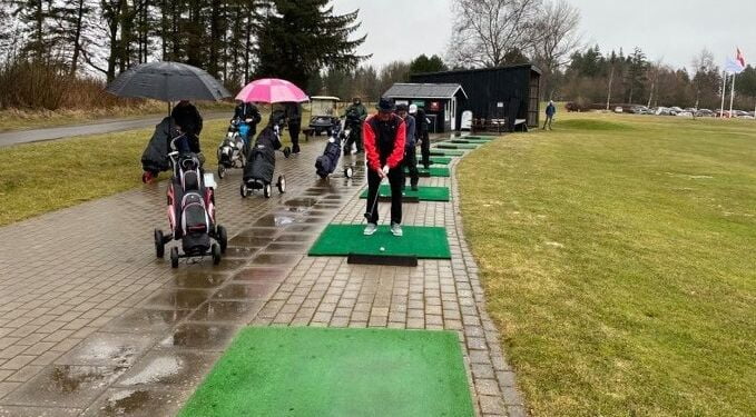 Der varmes op forud for turneringen.