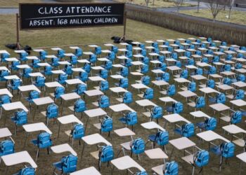 Pandemiens klasseværelse: For at skabe opmærksomhed om uddannelseskrisen har UNICEF i dag placeret 168 tomme borde og skoletasker foran FN’s hovedkontor i New York. Hvert bord repræsenterer svimlende en million børn, hvis skoler har været fuldstændig lukket i næsten et år.