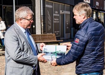 Søren Bo Jørgensen aflverede i marts 2021 indsamlede underskrifter mod nye og større møller ved Åbyen til daværende borgmester Arne Boelt. Foto (arkiv): Elling.