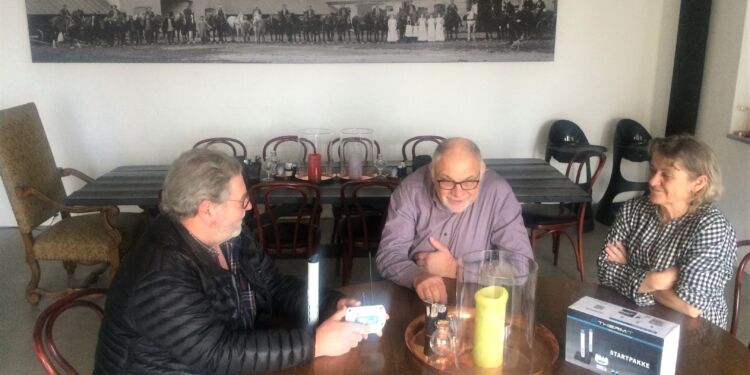 Ivan Lindgren Hansen, til venstre, glæder sig sammen med Lisbet Hansen og Uffe Nielsen – her med deres deres hund Iris - over at have ThermIT også på Børglum Kloster.