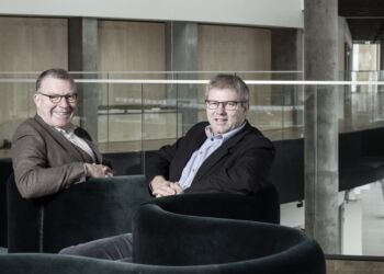 Daværende borgmester Arne Boelt (S) ses her til højre i selskab med tidligere teaterdirektør Lars Sennels. Foto: Arkiv.