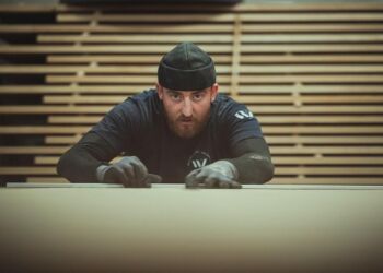 Produktionschefen Benjamin hos Wood Zone.