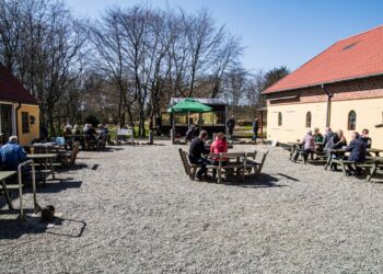 God gang i både pølsevogn og golfspil på Golfens Dag...