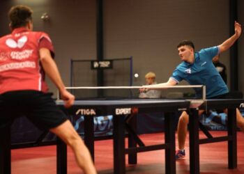 Luke Savill fra B75 i blå trøje overfor den tidligere europamester Michael Maze fra Roskilde. Foto (arkiv): Jim Christensen.