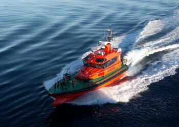 Båd fra DanPilot på havet.