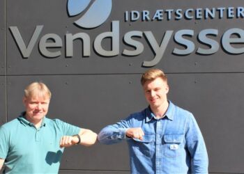 Centerdirektør Alex Rasmussen, Idrætscenter Vendsyssel, til venstre, byder sportschef Nicolai Leth Klinge og Elitesport Vendsyssel velkommen til Vrå.