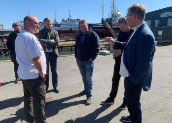 Erik Høgh-Sørensen længst til højre i snak med blandt andre Morten Messerschmidt på Skibsbyggerkajen i Hirtshals. Foto (arkiv): Niels Skipper.