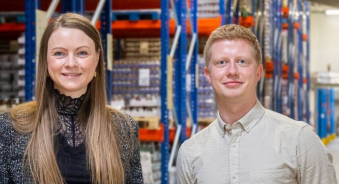 René Sønderby, studenter-medarbejder og eksportassistent hos Fynbo Foods, sammen med virksomhedens HR-chef, Maria Bukdahl Rukjær.