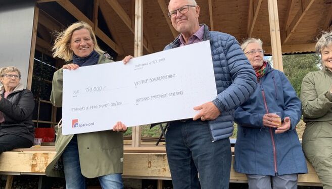 Hirtshals Sparekasses Gavefond er kendt for sine normalt store donationer, som her ved Æblelunden i Vidstrup. Nu rækker fonden hånden ud mod flere foreninger med et mindre “corona-beløb”.