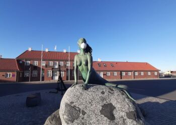 Havfruen iført maske mod coronavirus på Banegårdspladsen i Hirtshals. Foto (arkiv): Conny Jensen.
