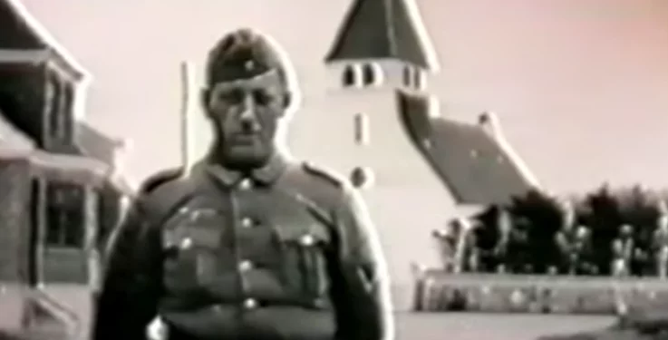 Soldat ved Hirtshals Kirke under Anden Verdenskrig. Foto: Arkiv.