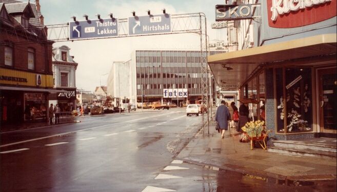 Springvandspladsen med Codanhus set fra en trafikeret Østergade omkring 1975. Foto: Arkiv.dk.