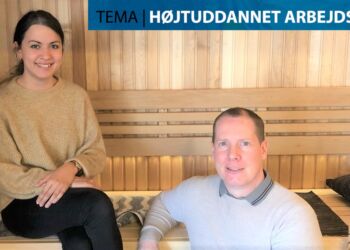 Arkitekterne Ida Bryldt og David Storkborg har taget plads i et af sauna-produkterne fra Bad & Wellness.