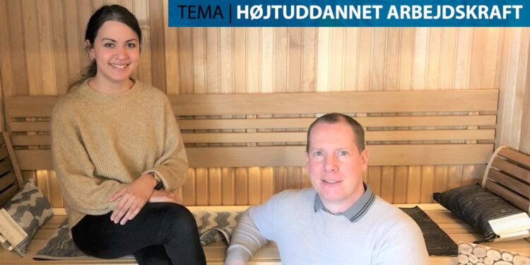 Arkitekterne Ida Bryldt og David Storkborg har taget plads i et af sauna-produkterne fra Bad & Wellness.
