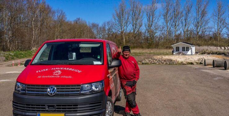 Jan Jakobsen ved Janus Totalservices domicil i Bindslev. Foto: Jens Kranen.
