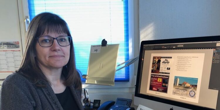 Jonna Martensen redigerer med sikker hånd Konfirmandlisten 2023. Foto: Arkiv.