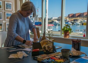 Kunstner Laila Pallisgaard i sit gamle atelier på Hirtshals Havn. Foto (arkiv): Elling.