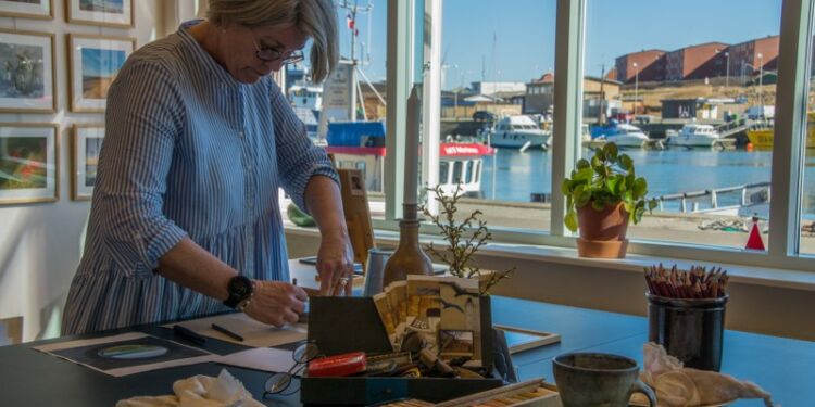 Kunstner Laila Pallisgaard i sit gamle atelier på Hirtshals Havn. Foto (arkiv): Elling.