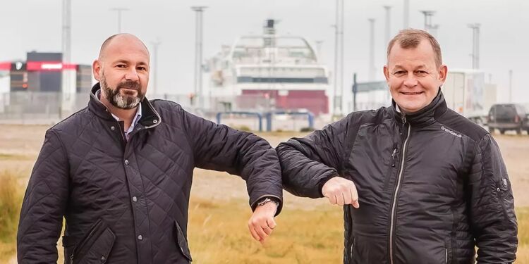 Fjord Lines danske direktør Claus Riis (tv) og Jens Peter Lunden (th) på den grund, der skal lægge jord til Danmarks første anlæg til produktion af flydende natur- og biogas på Hirtshals Havn.