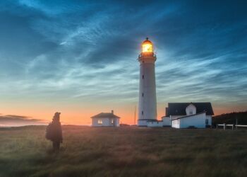 Lysende natskyer over Hirtshals Fyr. Foto: Ruslan Merzlyakov.