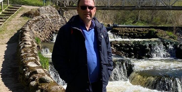 Michael Engbjerg ved fisketrappen i Bindslev. Foto: Privat.