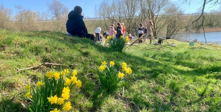 Elever fra Bindslev Skole på fisketur ved Lergraven. Foto (arkiv): Niels Skipper.