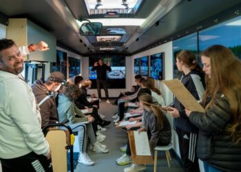 Tao Lytzen præsenterer udstillingen i PixlBOXEN for elever fra SkoleCenter Hirtshgals.