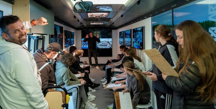 Tao Lytzen præsenterer udstillingen i PixlBOXEN for elever fra SkoleCenter Hirtshgals.