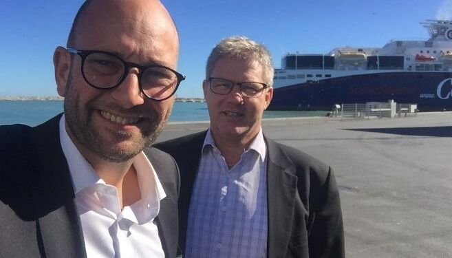 Socialdemokraterne Rasmus Prehn og Arne Boelt på Hirtshals Havn. Foto: Arkiv.