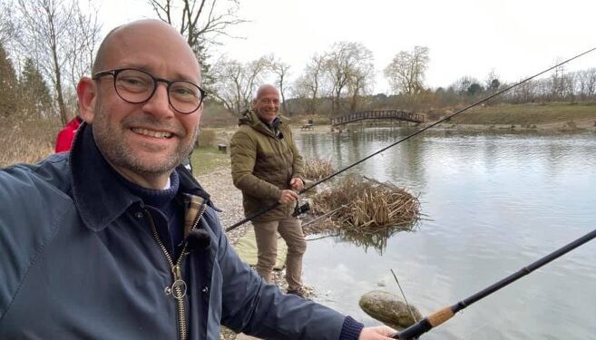 Fødevaremnister Rasmus Prehn (S)  er med egne ord novice med en fiskestang, så han var glad for, at han forleden fik en lektion af vejrvært Peter Tanev. Foto: Privat.