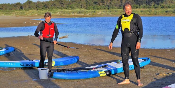 Mads Halle Bruun og Lars Kruse Jensen har sammen virksomheden Surf og Natur i Hirtshals. Foto: Arkiv.
