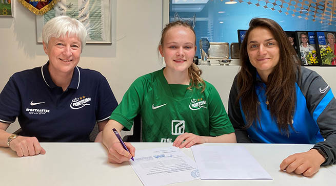 Signe Timmermann Clausen mellem direktør Jette Andersen og cheftræner Elena Sadiku.