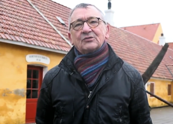 Tidligere borgmester Knud Størup foran Hirtshals Kro. Foto: Arkiv.