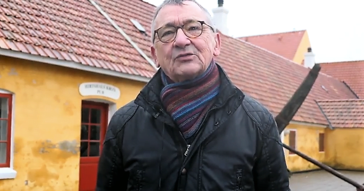 Tidligere borgmester Knud Størup foran Hirtshals Kro. Foto: Arkiv.