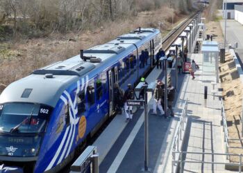 Forårssol over det nye stoppested ved Hjørring Øst.